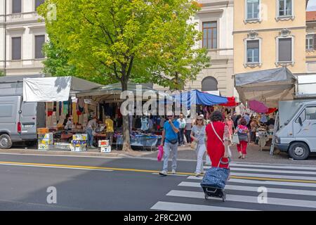 Como, Italie - 15 juin 2019 : acheteurs au marché de rue ouvert samedi à Como, Italie. Banque D'Images