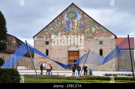 13 avril 2021, Thuringe, Erfurt: Le titre de l'exposition "Paradise Gardens - Garden paradises" est écrit sur le pignon de l'ancienne église monastère de Saint-Pierre et Paul. L'exposition dans l'ancienne église de monastère de Saint-Pierre et Paul montre des époques internationales de l'histoire de l'art de jardin et fait partie du salon fédéral de l'horticulture (BUGA Erfurt 2021). Pour la BUGA, la Fondation des Palais et des Jardins de Thuringe, financée par la Chancellerie d'État de Thuringe, a partiellement rénové le bâtiment roman et y présente l'exposition. Photo: Martin Schutt/dpa-Zentra Banque D'Images