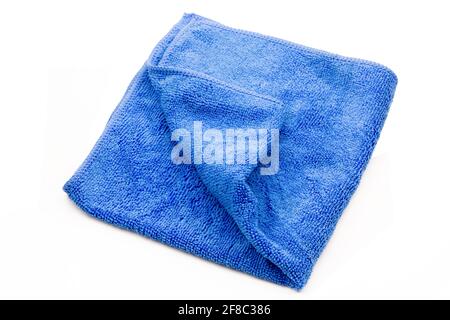Tissu en microfibre bleu isolé sur fond blanc avec passe-cheveux Banque D'Images
