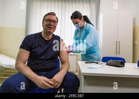 (210413) -- BEIJING, le 13 avril 2021 (Xinhua) -- le président serbe Aleksandar Vucic reçoit une injection du vaccin sinopharm chinois contre le COVID-19 à Majdanpek, Serbie, le 6 avril 2021. (Xinhua/Shi Zhongyu) Banque D'Images