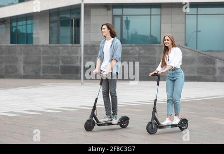 Jeune homme et femme ayant fait du vélo électrique Banque D'Images