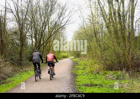 Deux cyclistes sur le Sett Valley Trail à New Mills, dans le Derbyshire Banque D'Images