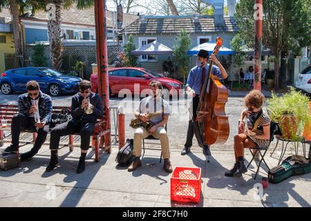 NEW ORLEANS, LA, États-Unis - 6 MARS 2021 : un groupe de jazz traditionnel se produit à Fair grinds Coffeehouse avec Cafe Degas en arrière-plan Banque D'Images