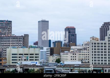 NOUVELLE-ORLÉANS, LA, États-Unis - 19 MARS 2021 : vue d'ensemble du quartier central des affaires et circulation sur l'Interstate 10 Banque D'Images
