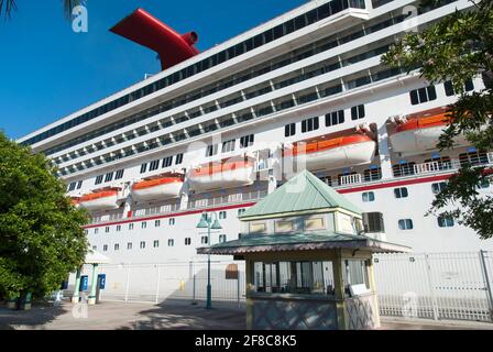 Vue ensoleillée le matin d'un bateau de croisière amarré sur l'île de Grand Bahama. Banque D'Images