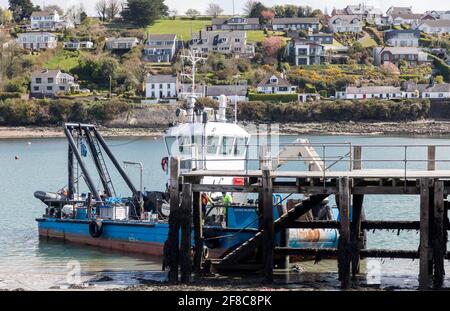 Currabitinny, Cork, Irlande. 13 avril 2021. Le bateau utilitaire Denis Murphy a attaché au quai où le personnel du Port de Cork effectue des réparations à l'embarcadère de Currabutinny, Co. Cork, Irlande.- Credit; David Creedon / Alay Live News Banque D'Images