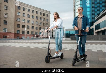 Jeune homme et femme ayant fait du vélo électrique Banque D'Images