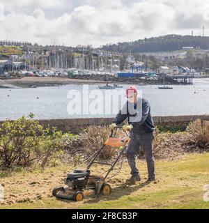 Currabitinny, Cork, Irlande. 13 avril 2021. John carter coupe l'herbe sur ce qui est appelé "le terrain de plaisir" à l'extérieur de sa maison dans la pittoresque Curraminny, Co. Cork, Irlande. - crédit; David Creedon / Alamy Live News Banque D'Images