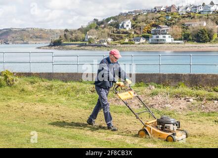 Currabitinny, Cork, Irlande. 13 avril 2021. John carter coupe l'herbe sur ce qui est appelé "le terrain de plaisir" à l'extérieur de sa maison dans la pittoresque Curraminny, Co. Cork, Irlande. - crédit; David Creedon / Alamy Live News Banque D'Images