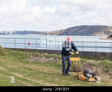 Currabitinny, Cork, Irlande. 13 avril 2021. John carter coupe l'herbe sur ce qui est appelé "le terrain de plaisir" à l'extérieur de sa maison dans la pittoresque Curraminny, Co. Cork, Irlande. - crédit; David Creedon / Alamy Live News Banque D'Images