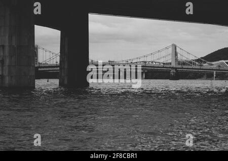 Ponts de Pittsburgh au-dessus de la rivière Banque D'Images