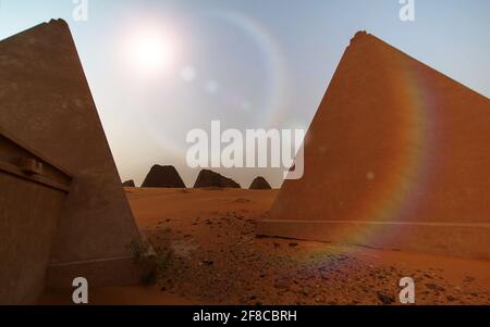 Pyramides restaurées de Meroe, prises avec la lentille grand angle, Soudan Banque D'Images