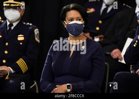 Washington, États-Unis. 13 avril 2021. Le maire du district de Columbia, Muriel Bowser, attend que le policier du Capitole des États-Unis, William « Billy » Evans, soit tué en honneur au Capitole de Washington, le mardi 13 avril 2021. (Photo de J. Scott Applewhite/Pool/Sipa USA) crédit: SIPA USA/Alay Live News Banque D'Images