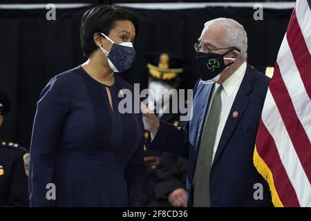 Washington, États-Unis. 13 avril 2021. Le maire du district de Columbia, Muriel Bowser, s'entretient avec le représentant Gerald Connolly, D-Va, alors qu'ils attendent que le policier du Capitole des États-Unis, William 'Billy' Evans, soit tué en honneur au Capitole à Washington DC, le mardi 13 avril 2021. Photo de piscine par J. Scott Applewhite/UPI crédit: UPI/Alay Live News Banque D'Images