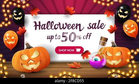 Soldes d'Halloween, jusqu'à 50 rabais, bannière violette avec ballons d'halloween, citrouille Jack et potion de sorcière Banque D'Images