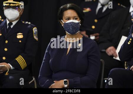 Le maire du district de Columbia, Muriel Bowser, attend que le policier du Capitole des États-Unis, William âÂ€ÂœBillyâÂ€Evans, soit tué en honneur au Capitole de Washington, le mardi 13 avril 2021. Photo de J. Scott Applewhite/Pool/ABACAPRESS.COM Banque D'Images