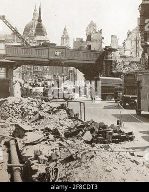 1940 The blitz - image de journal - vue sur Ludgate Hill, Londres vers la cathédrale St Paul le matin après un raid aérien par des bombardiers allemands. Banque D'Images