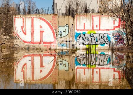 Réflexions Graffiti sur un site de construction abandonné à Sofia, Bulgarie, Europe de l'est, UE. Concept d'infrastructure urbaine. Banque D'Images