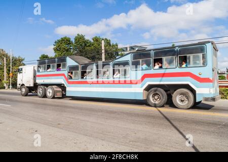 CAMAGUEY, CUBA - 26 JANVIER 2016: Bus-remorque avec le surnom Camello Camel à Camaguey Banque D'Images