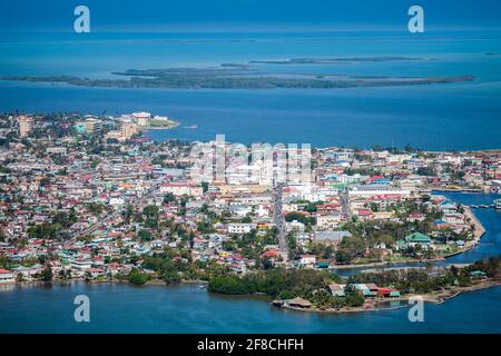 Belize City, la plus grande ville de Belize sur la mer des Caraïbes, vue aérienne du centre-ville / quartier du centre-ville, Belize, Amérique centrale Banque D'Images