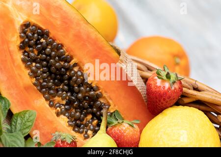 Fruits sur l'assiette. Surface en bois Banque D'Images