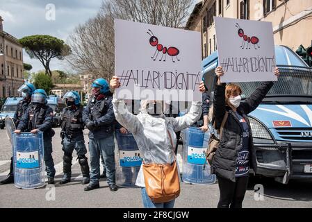 Rome, Italie. 13 avril 2021. Les manifestants affrontent des policiers anti-émeutes lors d'une manifestation de propriétaires de restaurants et d'ouvriers, d'entrepreneurs et de propriétaires de petites entreprises le 13 avril 2021 à Circo Massimo, à Rome, en Italie. Des centaines de manifestants se sont rassemblés à Circo Massimo pour demander le redémarrage des activités forcées de s'arrêter en raison des restrictions de Covid-19. Crédit : LSF photo/Alamy Live News Banque D'Images