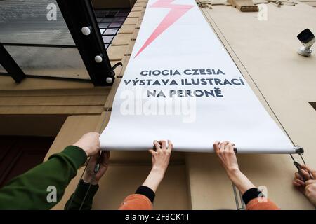 Pilsen, République tchèque. 13 avril 2021. Dix-neuf illustrateurs tchèques et slovaques ont décidé de soutenir des volontaires qui se nomaient des tantes tchèques (Ciocio Czesia en polonais) et qui se sont engagés sur la voie de l'avortement sans risque dans les hôpitaux tchèques accessibles aux personnes en provenance de Pologne. Ils ont organisé une exposition dans les fenêtres de l'espace culturel Moving Station dans le bâtiment de la gare de Pilsen - banlieue Sud. Sur la photo du 13 avril 2021, on voit une bannière d'exposition. Crédit: Miroslav Chaloupka/CTK photo/Alamy Live News Banque D'Images