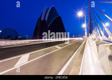 Vue panoramique de l'Agora depuis le pont de l'Assut de l'Or dans la ville des Arts et des Sciences, Valence, Espagne. Banque D'Images