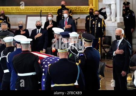 Président Joe Biden. Scènes de la cérémonie de mensonge en l'honneur de l'officier de police du Capitole des États-Unis William “Billy” Evans sur Capitol Hill à Washington, le mardi 13 avril 2021. Photo par AMR Alfiky/Pool/ABACAPRESS.COM Banque D'Images