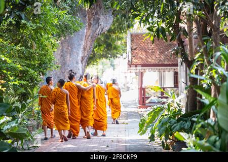 Moines marchant au temple thaïlandais de Bangkok Banque D'Images