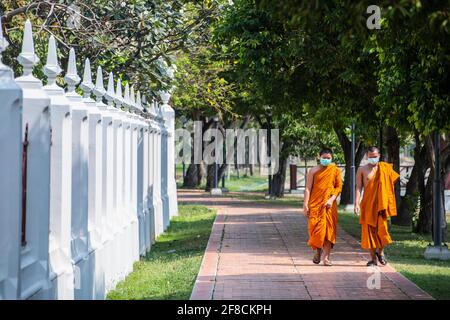 Deux moines bouddhistes avec masque facial au temple de Bangkok Banque D'Images