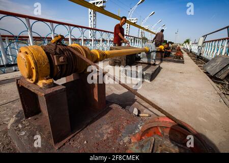 Appareil de levage de l'obturateur de barrage utilisé en Asie. Gros plan sur une corde en acier motorisé. Barrage de stockage d'eau de Shardara. Kazakhstan. Banque D'Images