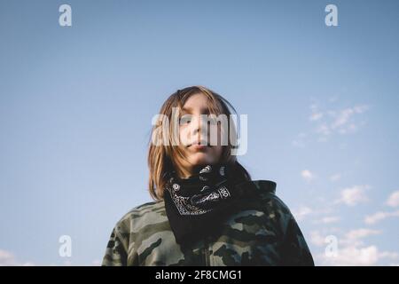 Boys in Camouflage Hoodie et Bandana Against the Open Blue Ciel Banque D'Images