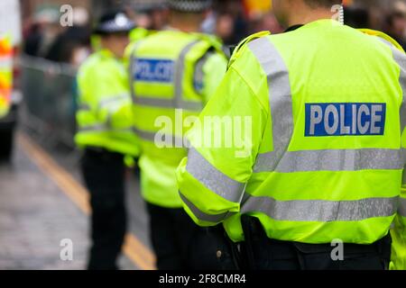 La police en police vestes haute visibilité contrôle de la foule lors d'un événement au Royaume-Uni Banque D'Images