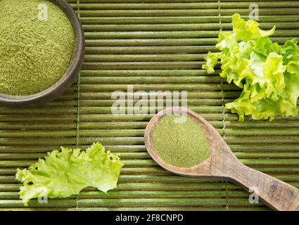 Poudre de chou sur fond de bois - Brassica oleracea var. Sabellica L. Banque D'Images