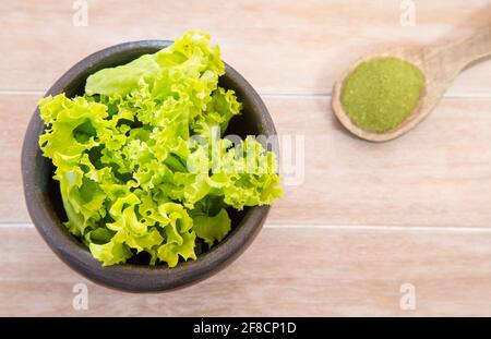 Poudre de chou sur fond de bois - Brassica oleracea var. Sabellica L. Banque D'Images