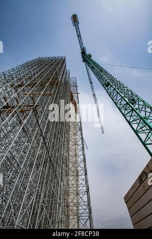 Développement du saut à ski moderne en hauteur dans la ville de Shchuchinsk, au Kazakhstan. Grue et échafaudages de construction Banque D'Images