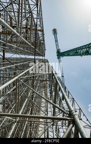 Construction d'une tour moderne de saut à ski dans la ville de Shchuchinsk, Kazakhstan. Grande grue et échafaudages. Banque D'Images