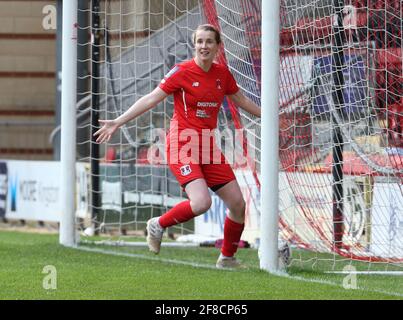LONDRES, ANGLETERRE - AVRIL 11 : Katherine long de Leyton Orient Women célèbre le but de Nvara Denny de Leyton Orient lors de la Vitality Women's FA Cup T. Banque D'Images