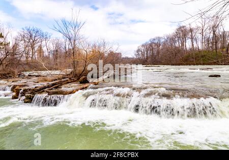 Belle rivière qui coule vers les chutes du Niagara à Buffalo New York USA Banque D'Images