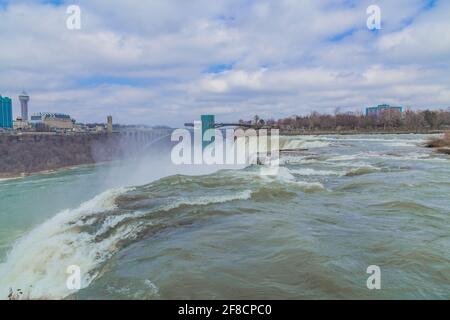 Les chutes du Niagara du côté américain (Buffalo, New York). Belle forme de nature qui attire beaucoup de touristes et de visiteurs chaque année. Maid of the Mist. Banque D'Images