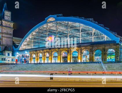 Vue nocturne de la gare de Lime Street à Liverpool, Angleterre Banque D'Images