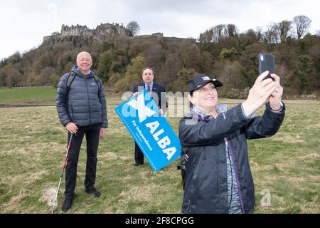 Stirling, Écosse, Royaume-Uni. 13 avril 2021. EN PHOTO : (au milieu) le très honorable Alex Salmond - Alba part leader vu poser pour une photo avec quelques marcheurs qui passaient près du parc du château. Le chef du parti Alba, le très honorable Alex Salmond dévoile ses candidats pour la région de la Mid-Écosse et de Fife. Pic Credit: Colin Fisher/Alay Live News Banque D'Images