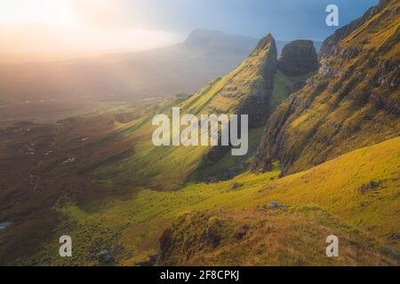 Lumière dorée au lever ou au coucher du soleil sur le magnifique paysage de montagne idyllique de Dun Dubh au Quiraing sur l'île de Skye, Highlands écossais Banque D'Images
