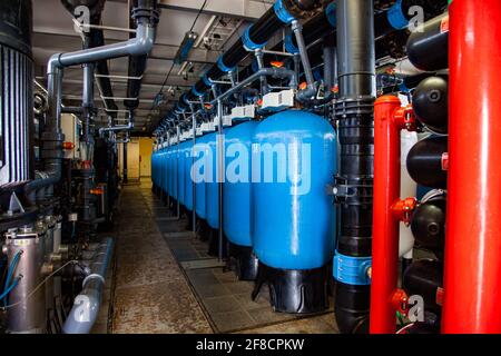 Ville de Shchuchinsk, Kazakhstan - 20 avril 2012 : station moderne de purification et de filtration de l'eau. Salle des machines. Réservoirs et tuyaux. Banque D'Images