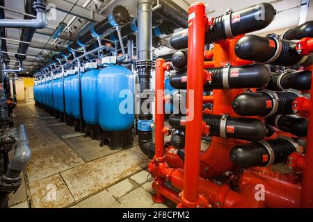 Ville de Shchuchinsk, Kazakhstan - 20 avril 2012 : station moderne de purification et de filtration de l'eau. Salle des machines. Réservoirs et tuyaux. Banque D'Images