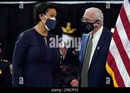 Le maire du district de Columbia, Muriel Bowser, s'entretient avec le représentant Gerald Connolly, D-Va, en attendant que le policier du Capitole des États-Unis, William « Billy » Evans, soit tué en honneur au Capitole à Washington, le mardi 13 avril 2021.Credit: J. Scott Applewhite/Pool via CNP | usage dans le monde entier Banque D'Images