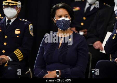 Le maire du district de Columbia, Muriel Bowser, attend que le policier du Capitole des États-Unis, William « Billy » Evans, soit tué en honneur au Capitole de Washington, le mardi 13 avril 2021. Credit: J. Scott Applewhite/Pool via CNP | usage dans le monde entier Banque D'Images