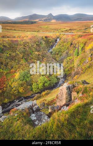 Vue panoramique sur les gorges des chutes de Lealt avec feuillage d'automne coloré et vibrant et toile de fond de Trotternish Ridge sur l'île du ciel Banque D'Images