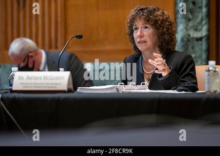 Washington, États-Unis d'Amérique. 13 avril 2021. Barbara McQuiston, qui exerce les fonctions du sous-secrétaire à la Défense, à la recherche et au génie, comparaît lors d'une audience du Comité sénatorial des crédits - sous-comité de la défense pour examiner l'innovation et la recherche du ministère de la Défense, dans l'édifice Dirksen du Bureau du Sénat à Washington, DC, le mardi 13 avril 2021. Crédit: Rod Lamkey/CNP/Sipa USA crédit: SIPA USA/Alay Live News Banque D'Images